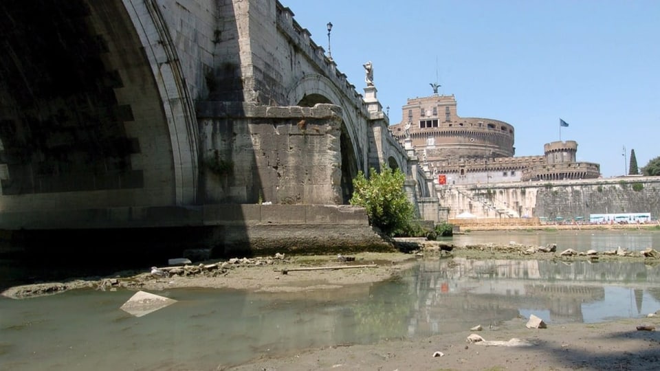 Der Fluss Tiber vor dem Kolloseum in Rom mit äusserst tiefem Pegelstand.