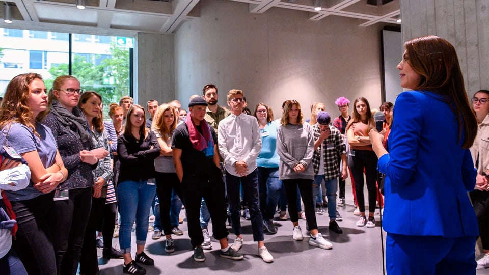 Auch Susanne Wille nutzt das «Meet and Greet» im neuen News- und Sportcenter, um sich mit jungen Besucherinnen und Besuchern auszutauschen.