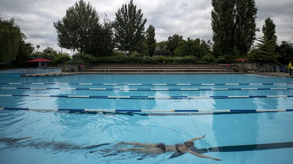 Eine Frau schwimmt Längen.