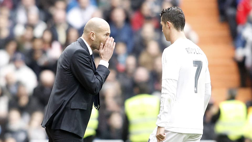 Zinédine Zidane gibt Cristiano Ronaldo Anweisungen.