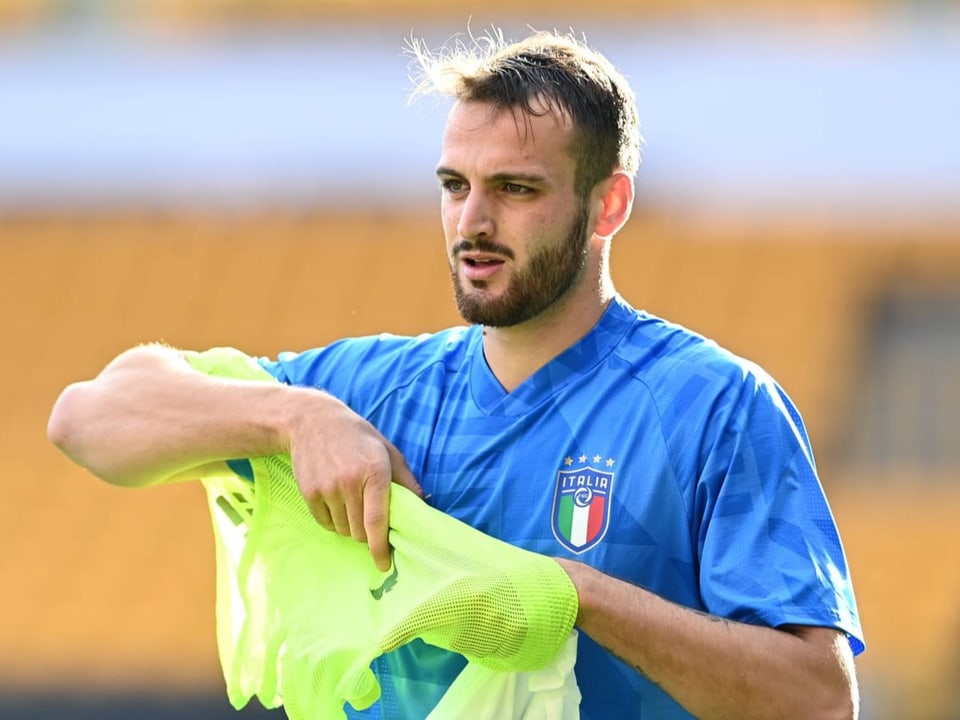 Überzieher abgestreift und bereit für die Startelf Gatti im Italien-Trikot.