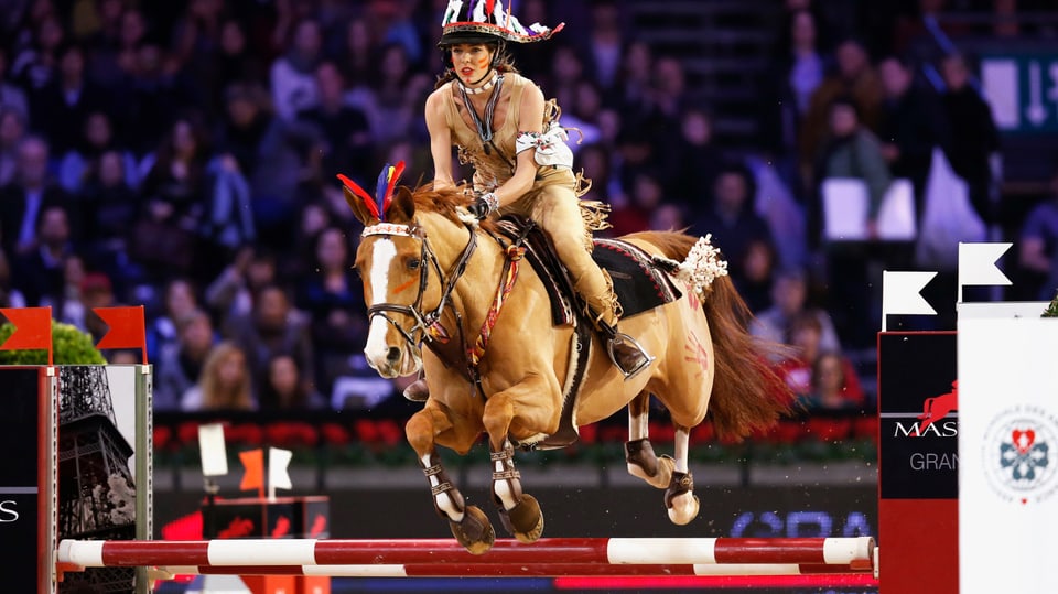 Charlotte Casiraghi springt mit einem Pferd über ein Hinderniss