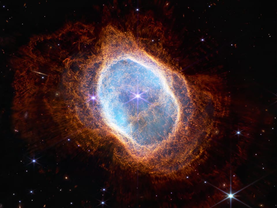 Blau gefärbter Nebefleck im All mit zwei hell leuchtenden Sternen in seinem Zentrum.