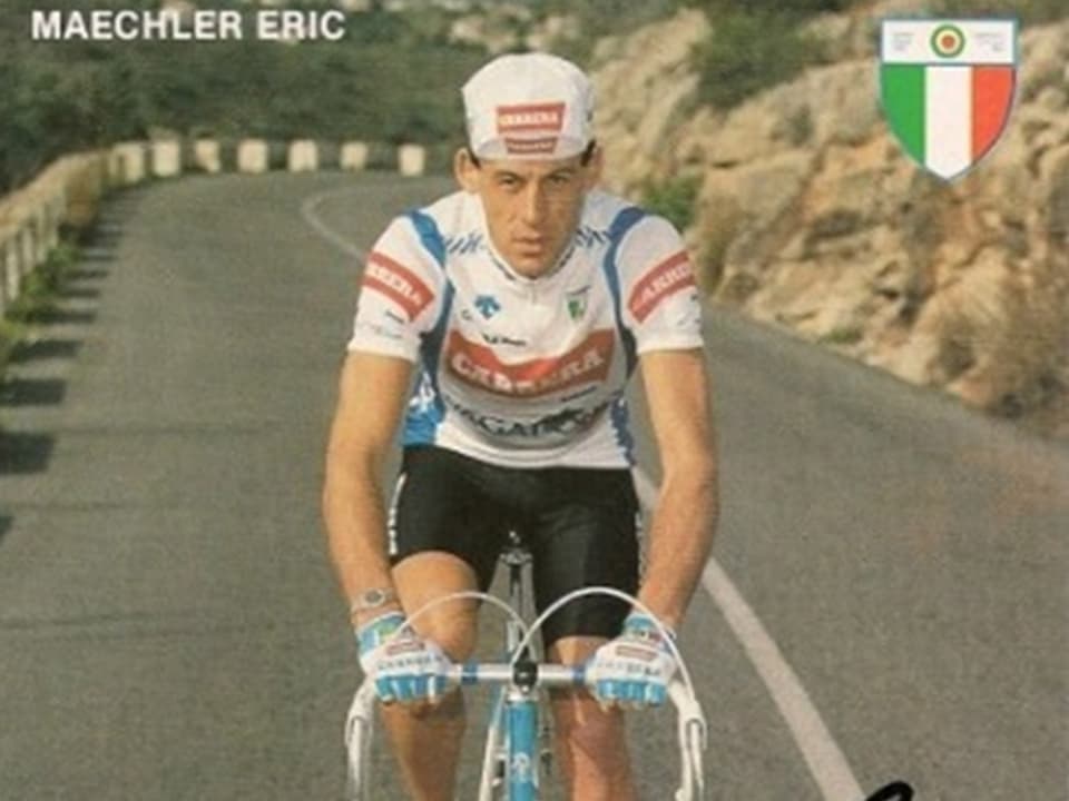 Zu sehen ist der junge Veloprofi Erich Mächler. Er sitzt auf dem Rennvelo und trägt ein Trikot mit der Aufschrift Carrera.