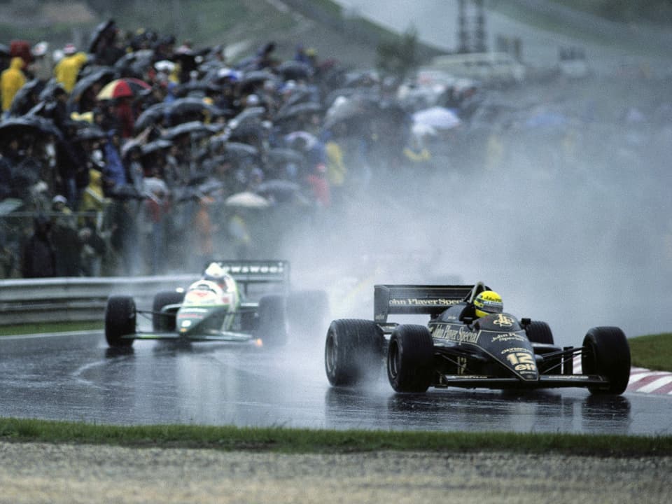 Ayrton Senna im strömenden Regen von Estoril.