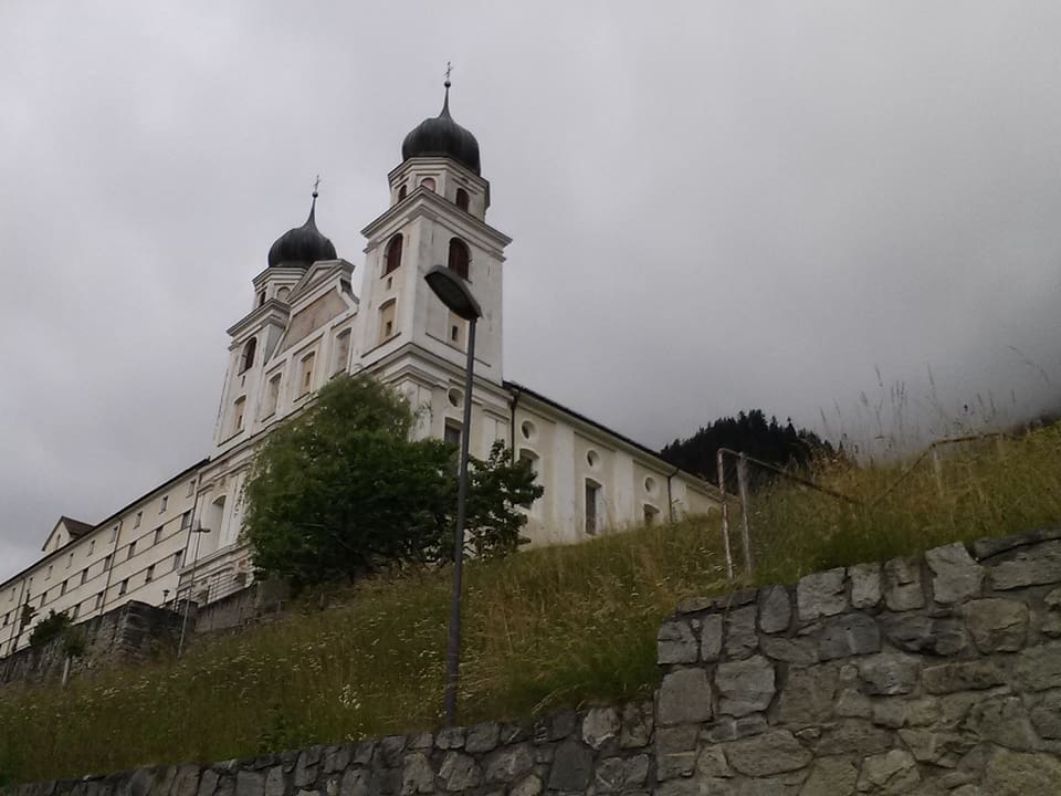 Blick in die Höhe auf die zwei Glockentürme des Klosters Disentis.