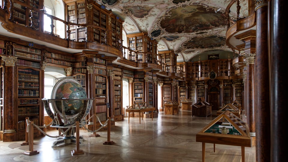 Stiftsbibliothek: Globus, gemalte Decke, Bücherregale