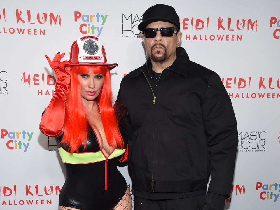 Coco Austin als Feuerwehrfrau und Ehemann Ice-T posieren auf dem roten Teppich.