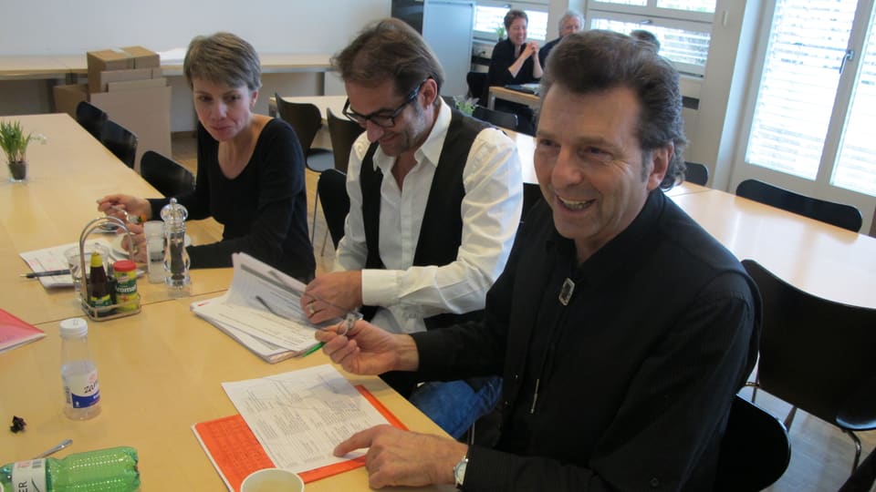 Bo Katzmann mit Moderator Thomy Scherrer und Produzentin Regula Ruth an einer Besprechung.
