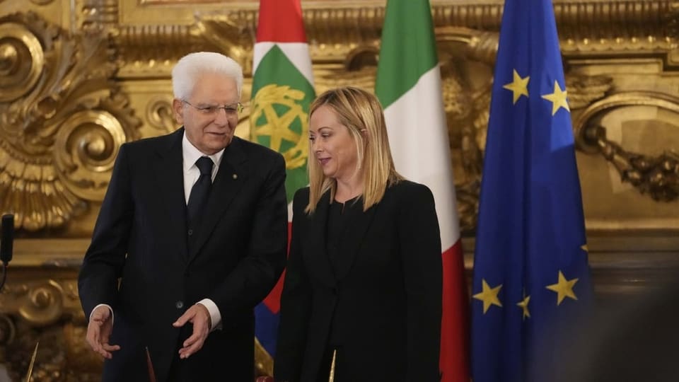 Matarella und Melin sprechen vor mehreren Flagge – unter anderem der italienischen und der EU-Fahne.