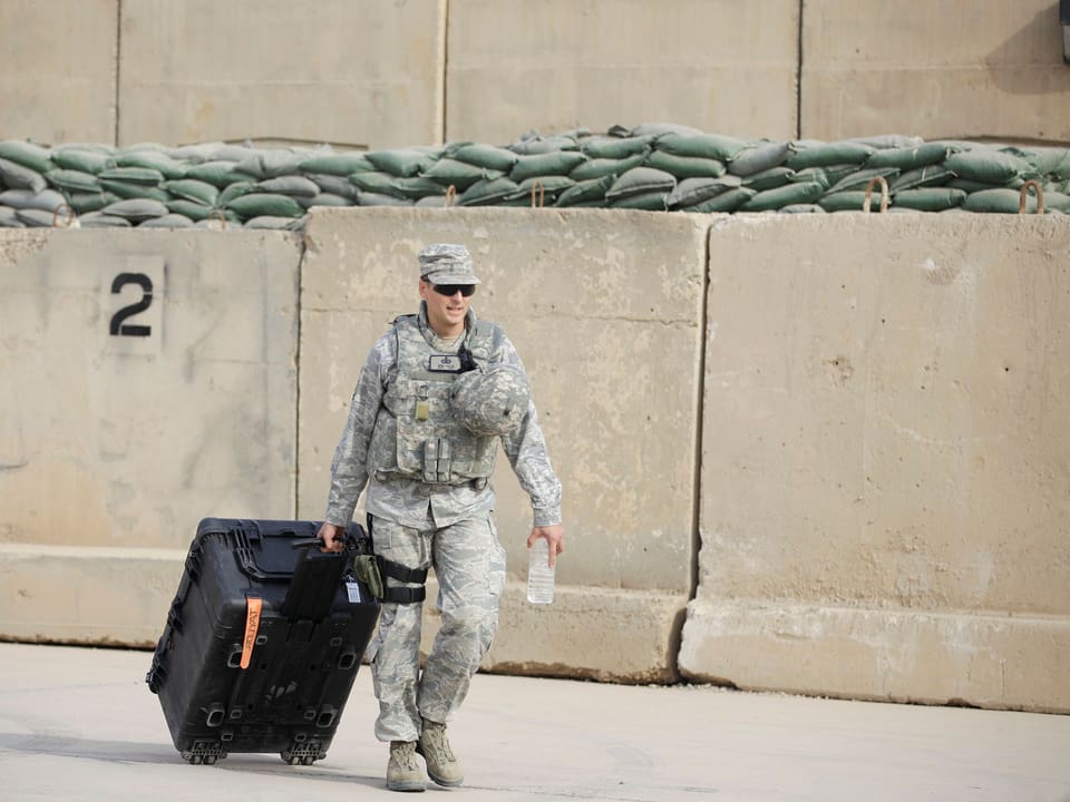 US-Soldaten besteigen das Heck einer Militärmaschine für ihren Abzug aus dem Irak.