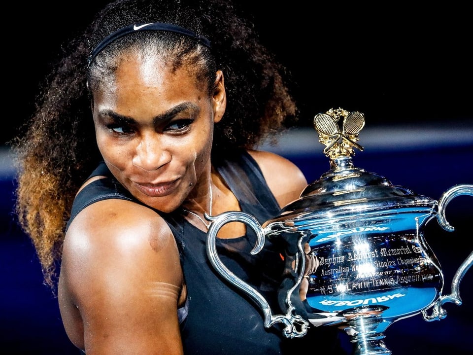 Serena Williams mit dem Pokal