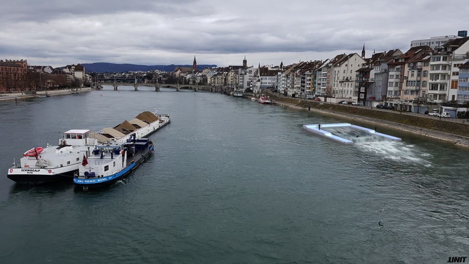 Blick auf den Rhein mit einem Schiff und der Surfwelle