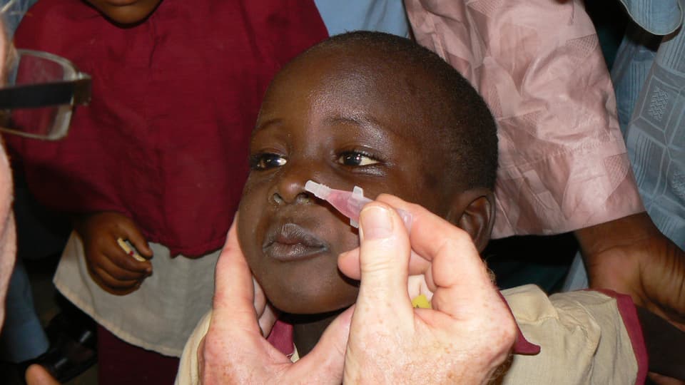 Ein Kind bei der Schluckimpfung im Norden Nigerias