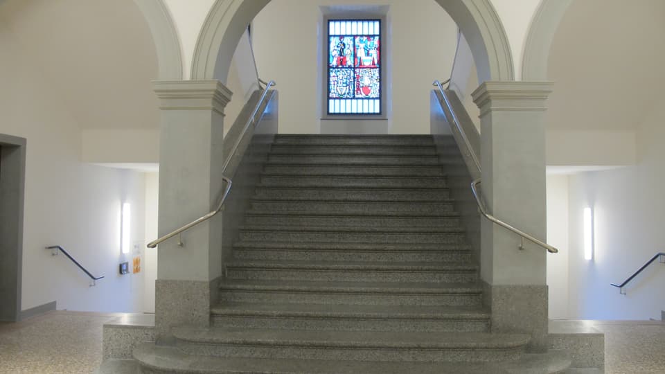 Der neue Eingangsbereich mit den farbigen Wappenfenstern