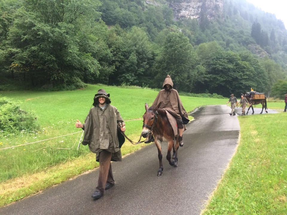 Gotthard-Protagonisten mit Mulis im Regen.