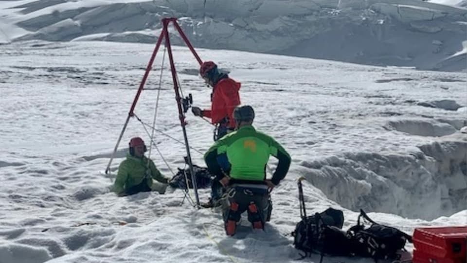 Russin überlebt zwei Tage in Gletscherspalte