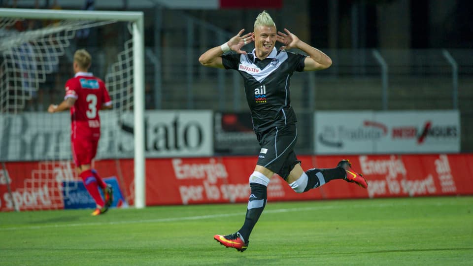 Luganos Ezgjan Alioski bejubelt einen Treffer.