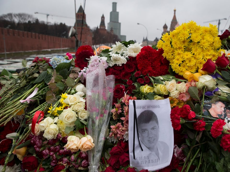 Ein Berg von Blumen am Tatort auf der Moskwa-Brücke in Moskau. 