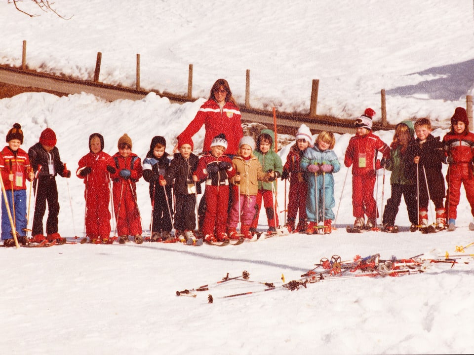  Franziska von Grünigen 1983: "Ich habe die Skischule gehasst. Skifahren generell. Wenn ich mir das Foto so ansehe, wird mir auch bewusst warum: Das Mädchen mit der Pilzfrisur im türkisen Skianzug trägt noch keine Brille. Dass ich hochgradig kurzsichtig bin, hat man erst etwa zwei Jahre später herausgefunden." 