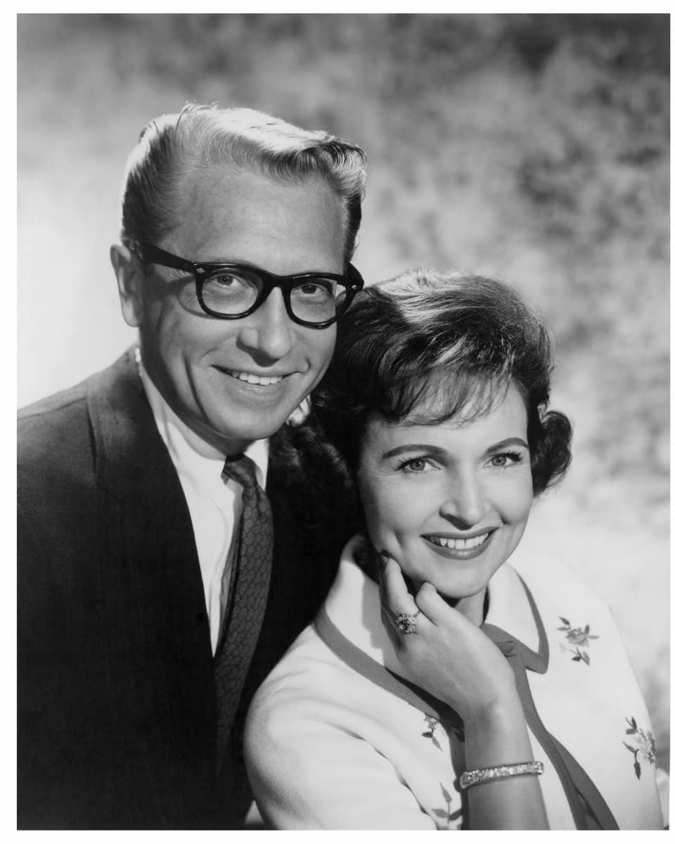 Mann und Frau lächelnd auf Schwarz-Weiss-Aufnahme