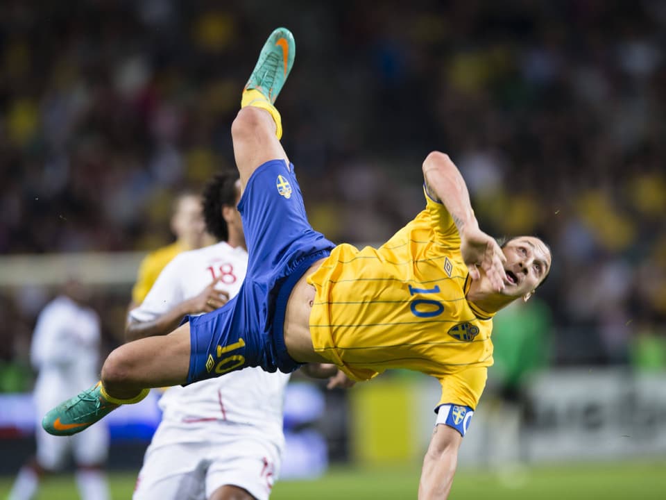 Ibrahimovic fliegt durch die Lüfte.