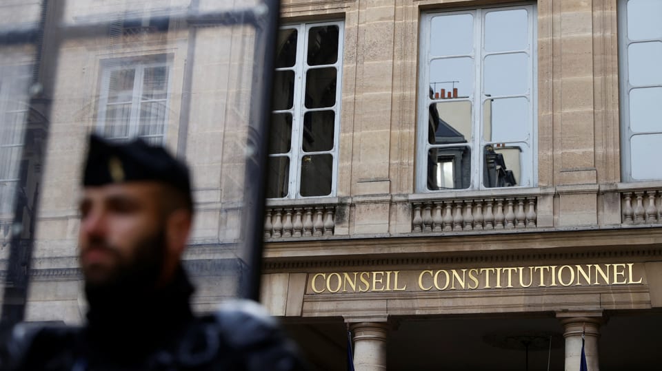 Ein Gendarm steht vor dem Gebäude des französischen Verfassungsrats in Paris.