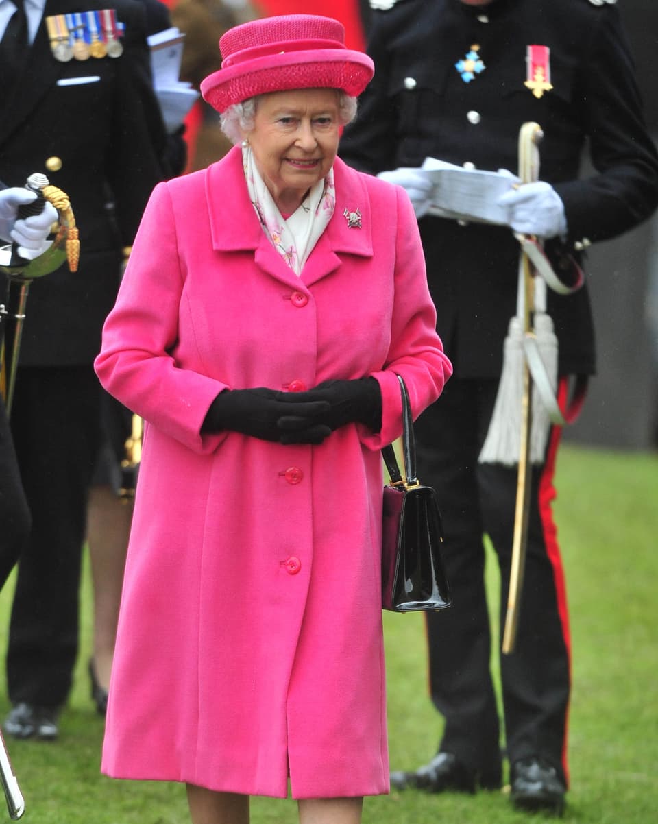 Die Queen mit pinkem Hut und pinkem Mantel.