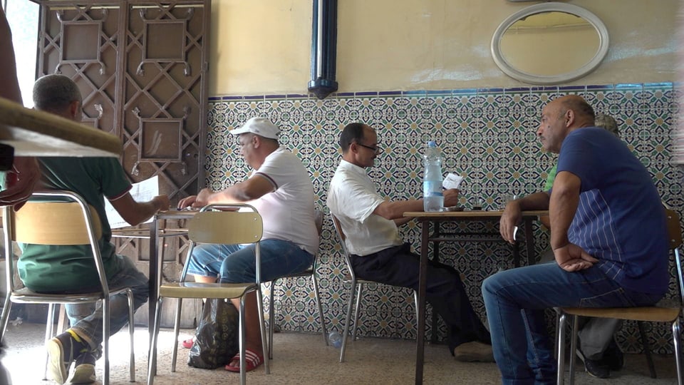 Männer in einem Café in Tunis. 