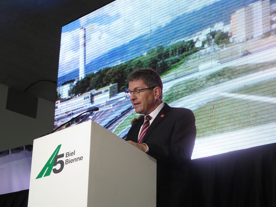 Der Bieler Stadtpräsident Erich Fehr spricht zur Eröffnung der Bieler Autobahn-Umfahrung. 