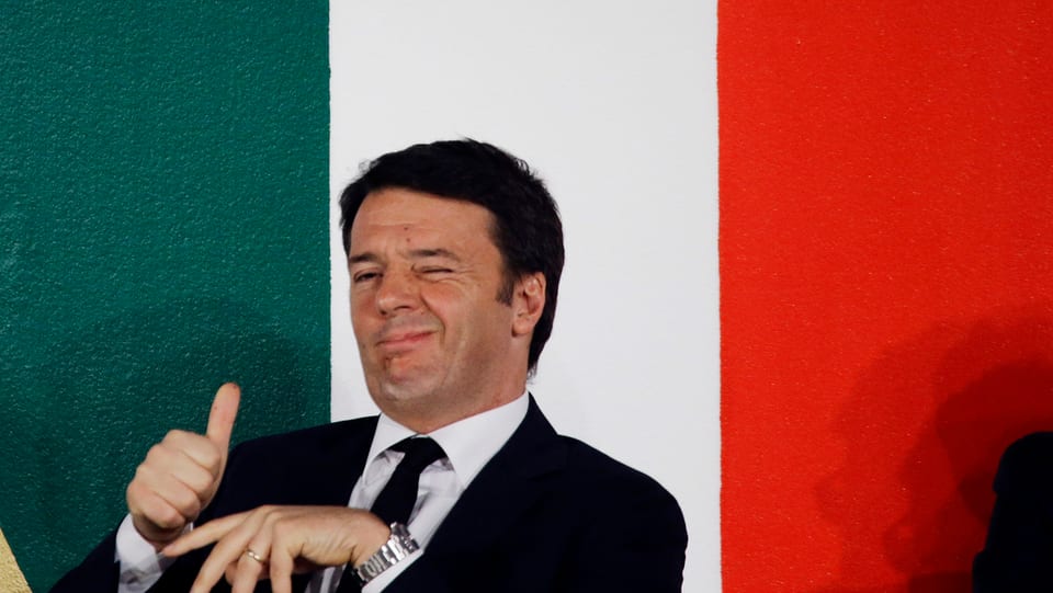 Renzi vor italienischer Nationalflagge