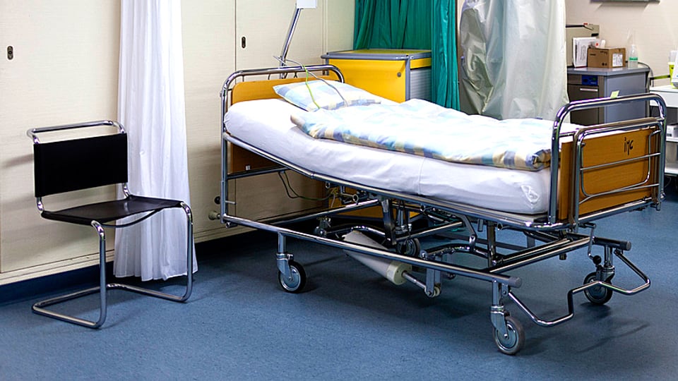 Ein leeres Spitalbett auf einer Epidemie-Abteilung.