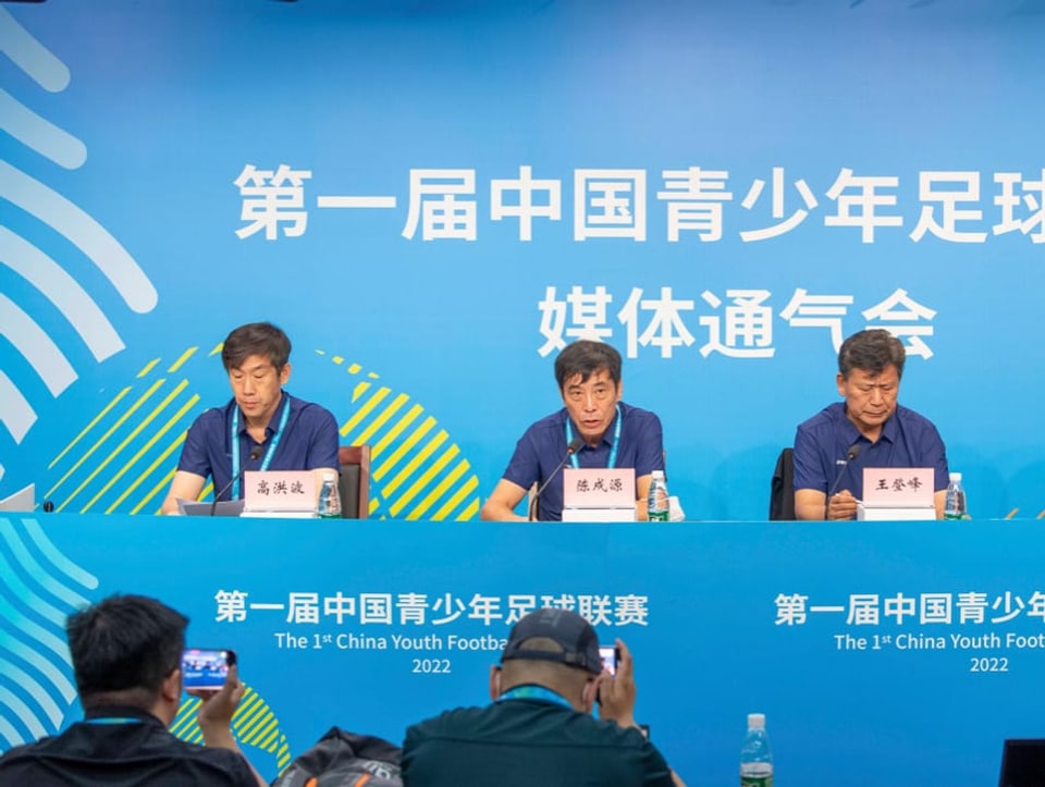Chinas Fussballfunktionäre an einer Pressekonferenz
