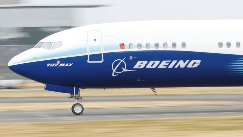 Spitze des Boeing 737 Max mit firmeneigenem Logo.
