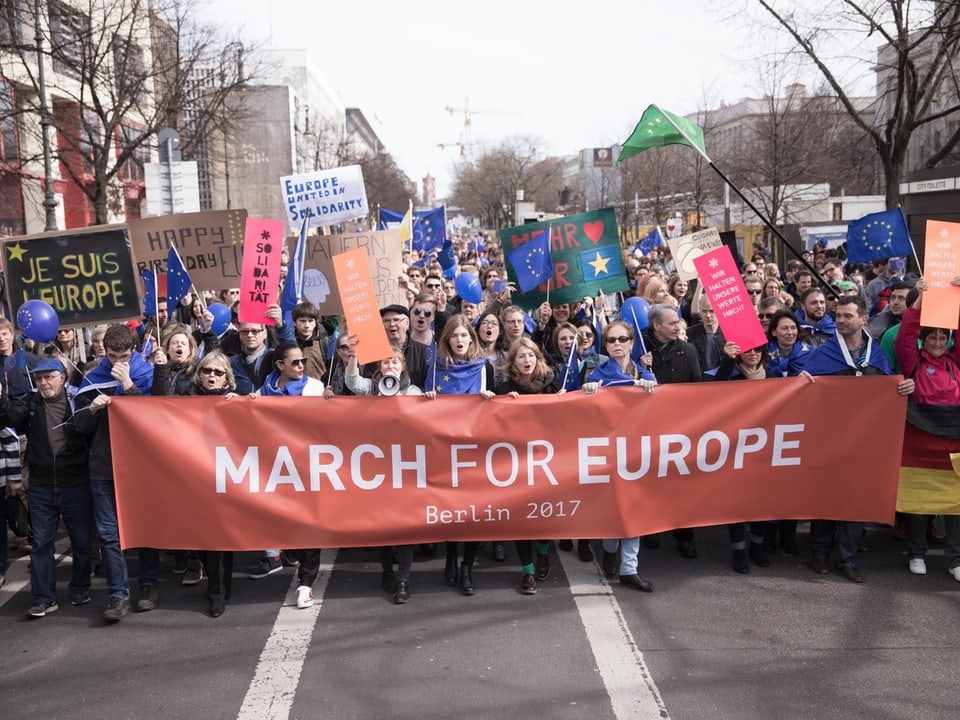 Mit dem Banner «March for Europe» führen die Berliner den Demonstrationszug an.