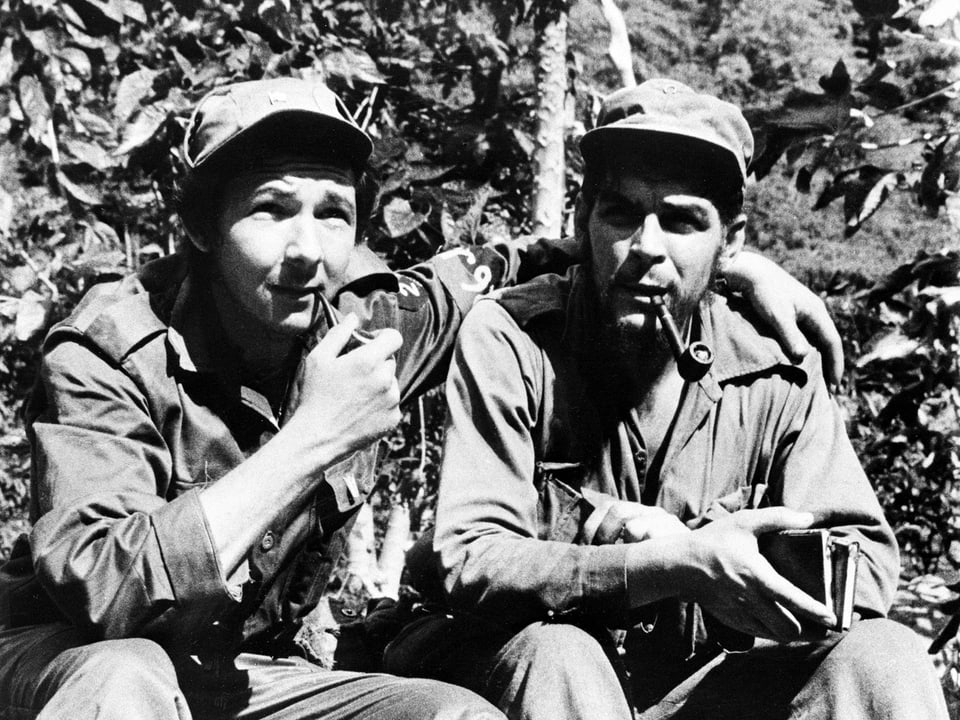 Raul Castro und Che Guevara rauchen Pfeife.