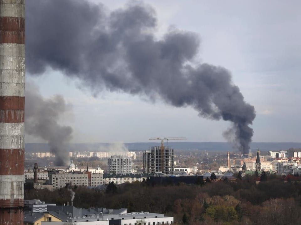 Über der westukrainischen Stadt Lwiw steigt Rauch auf, nachdem Raketen eingeschlagen sind (18. April).