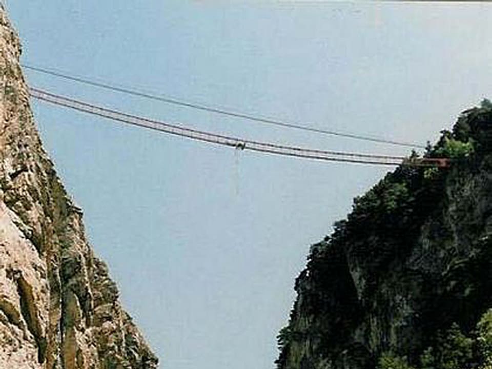 Die Niouc-Hangebrücke für Fussgänger im Wallis überspannt bis zum Boden bis zu 190 Meter.