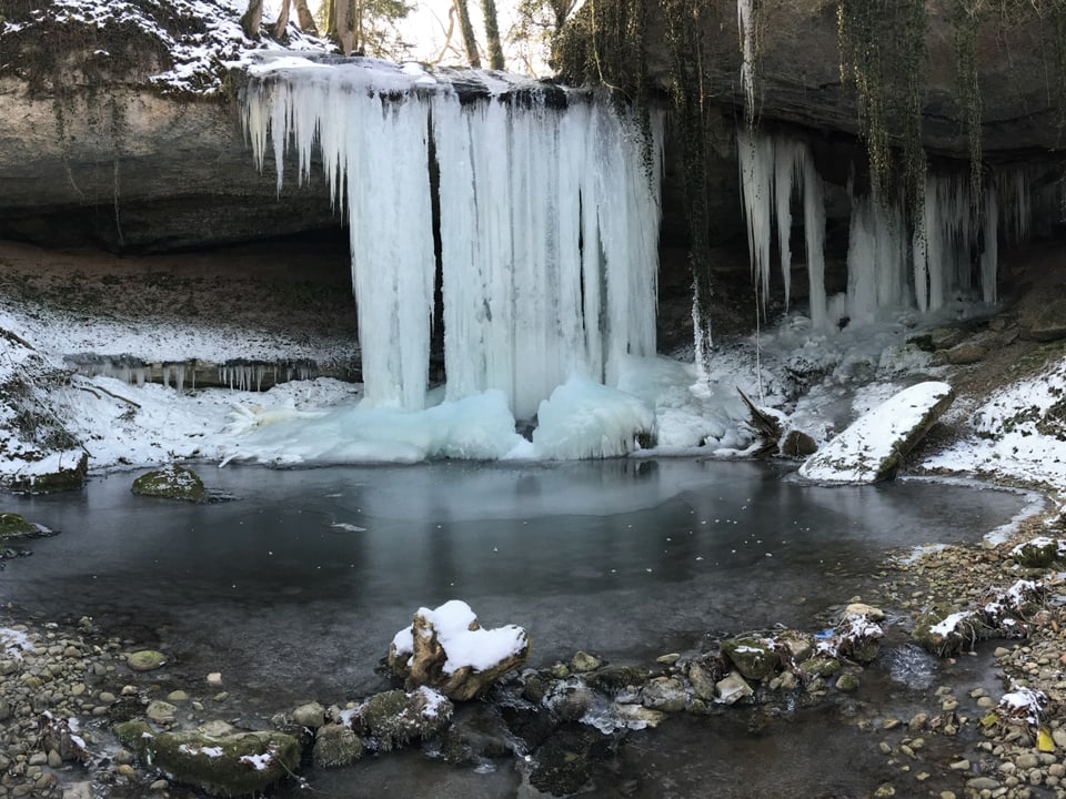 Ein gefrorener Wasserfall.