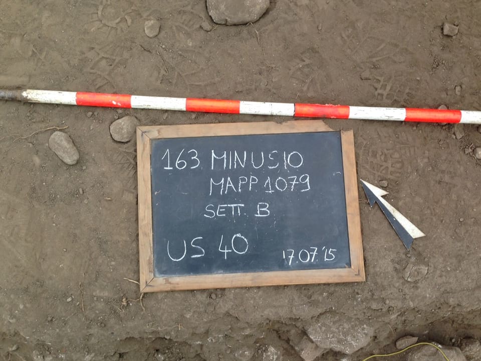 Schiefertafel mit Details zur Fundstelle in Minusio liegt auf dem Boden. 