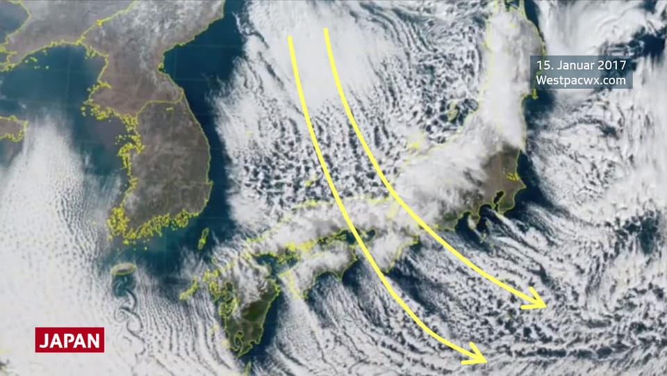 Auf dem Satellitenbild des Japanischen Meers sind weisse Wolkenstrassen zu sehen.