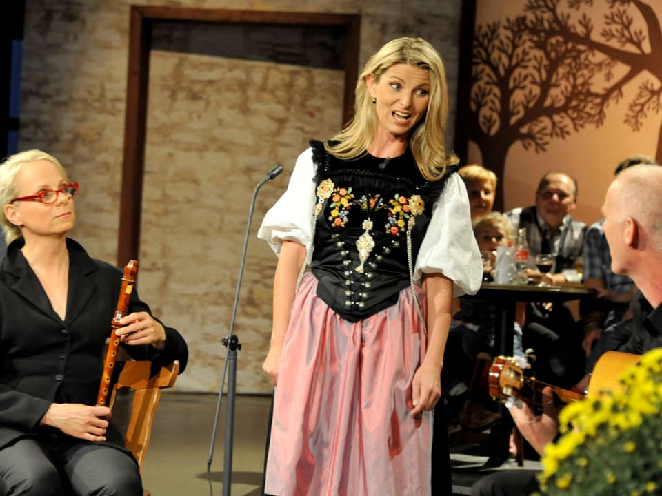 Franziska Wigger singt ein Lied von Nadja Räss.
