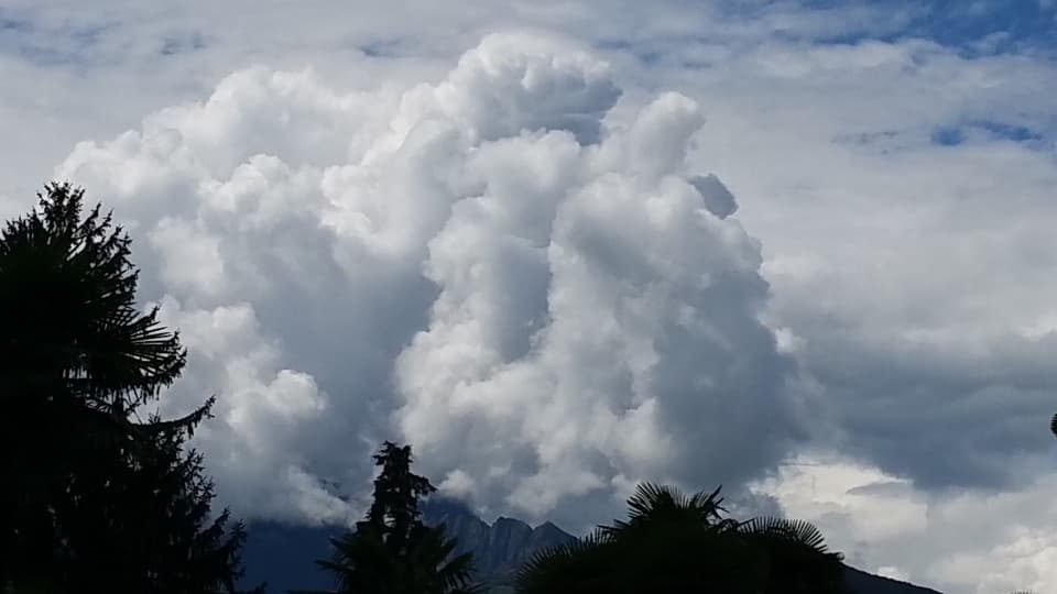 Bei etwas Sonnenschein über Locarno bildeten sich Quellwolken.
