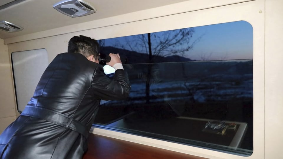 Kim Jong-un blickt durch ein Fernglas.