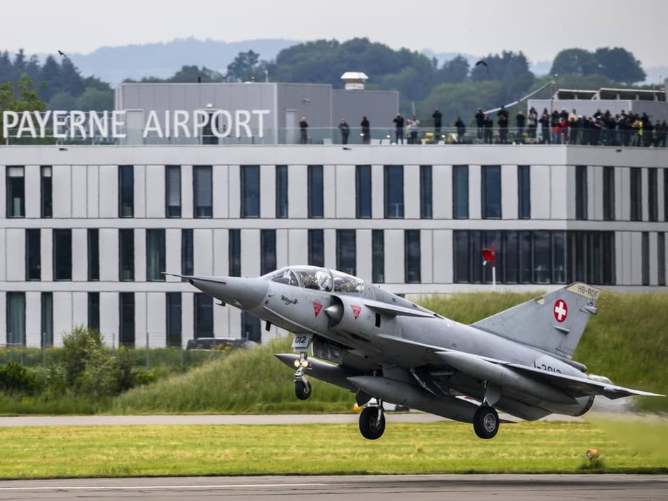 Mirage-Jet hebt ab Piste ab, dahinter Flughafen Payerne zu sehen