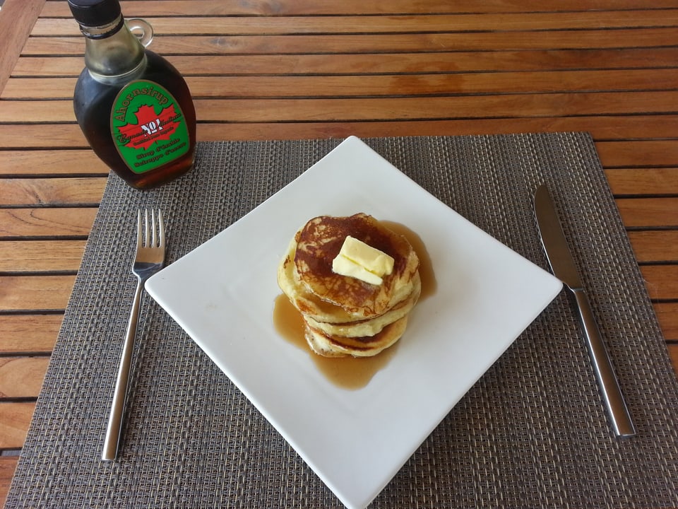 Pancakes mit Ahornsirup.