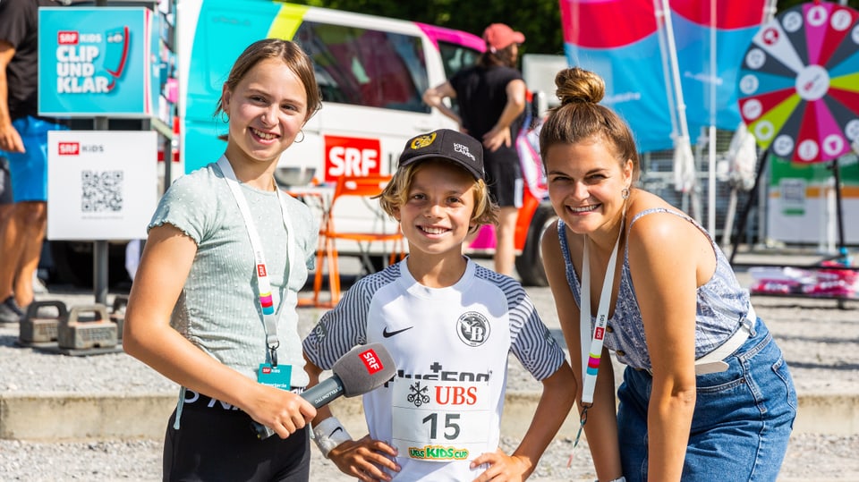 Kinderreporterin Paula, «UBS Kids Cup»-Teilnehmer Emil und Moderation Angela