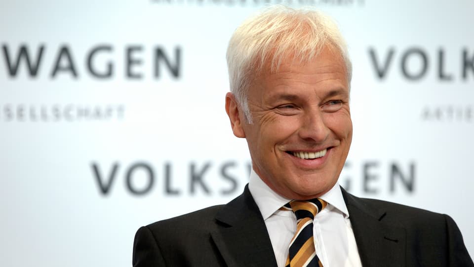 Matthias Müller lachend vor Volkswagen-Schriftzug