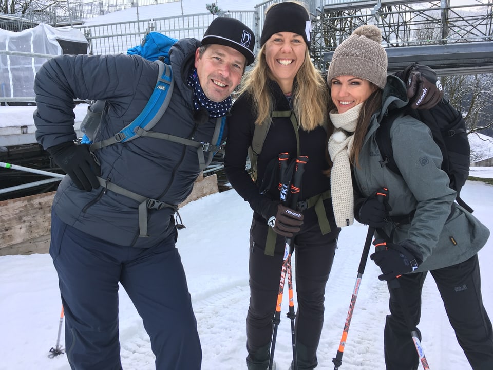 Moderatorin Viola Tami (rechts) und die beiden ehemaligen Skirennfahrer Bruno Kernen und Fränzi Aufdenblatten machen sich für die SRF-Spezialsendung «90 Jahre Lauberhorn» mit Schneeschuhen auf ins Abenteuer: ...