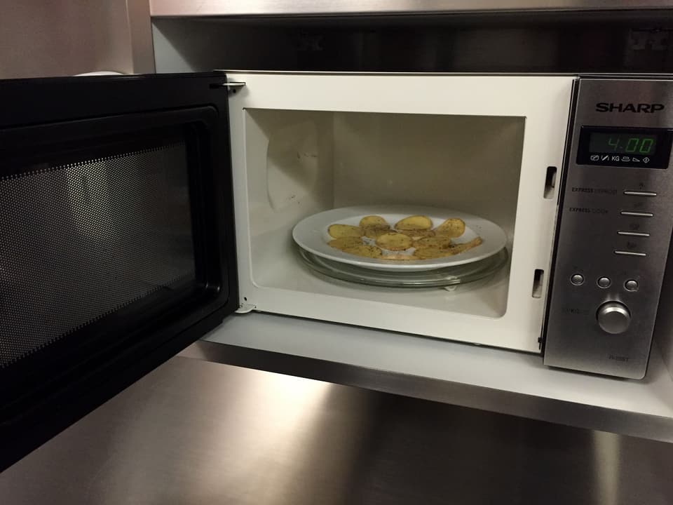 Kartoffelscheiben in der Mikrowelle.